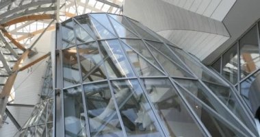 Louis Vuitton bina Foundation