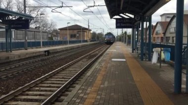 Bölgesel tren tren istasyonunda gelen