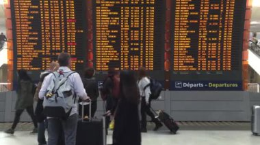 Uçus tarifesi Charles De Gaulle Havaalanı'nda danışmanlık insanlar