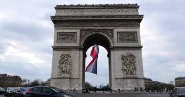Arc de Triomphe önünde trafik