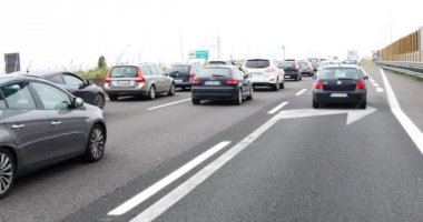 Deniz kenarına sürüş sırasında trafik sıkışıklığı