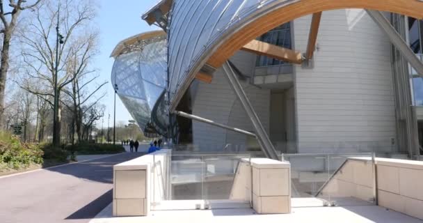 Louis Vuitton Foundation gebouw — Stockvideo