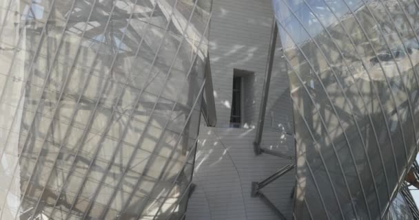 Louis Vuitton Foundation gebouw detail. — Stockvideo