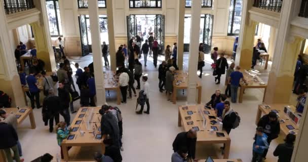 Klanten binnen Apple Store — Stockvideo