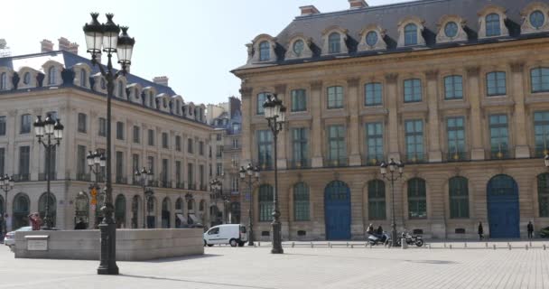 Gente caminando en Place Vendome — Vídeos de Stock