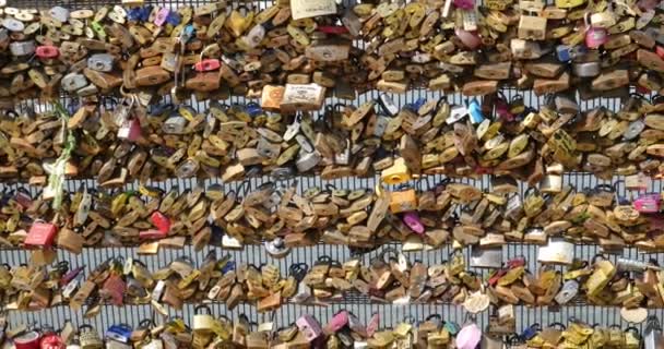 Lucchetti sul Pont des Arts — Video Stock