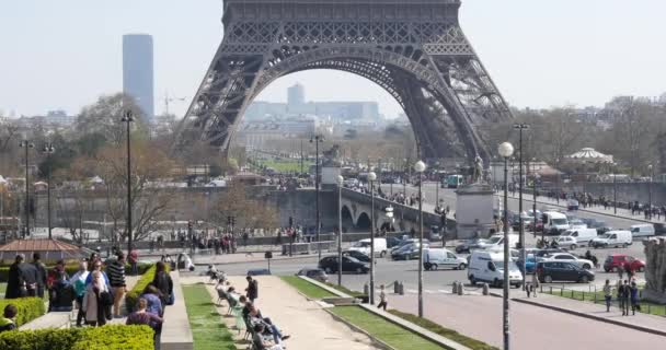 Traffico e Torre Eiffel — Video Stock