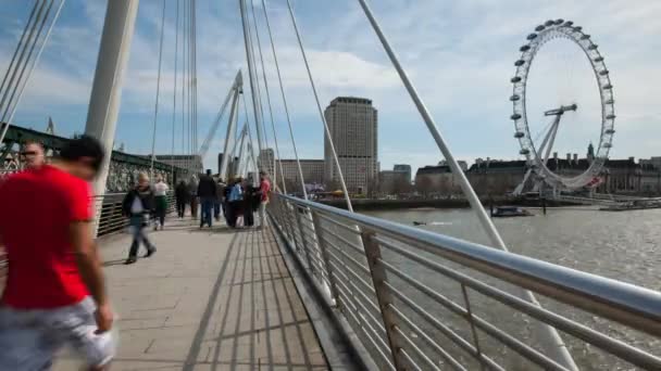 Az emberek gyalog Golden Jubilee híd — Stock videók