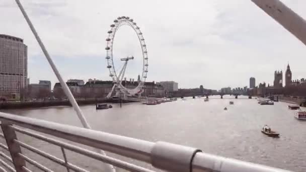 Pessoas caminhando sobre Golden Jubilee Bridges — Vídeo de Stock