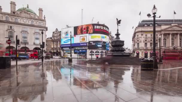 Menschen und Fahrzeuge durchqueren Piccadilly Circus — Stockvideo