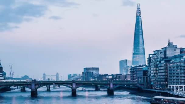 London skyline on Thames river at dusk — Stock Video