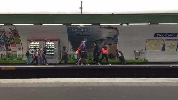 Station de métro Trocadéro — Video