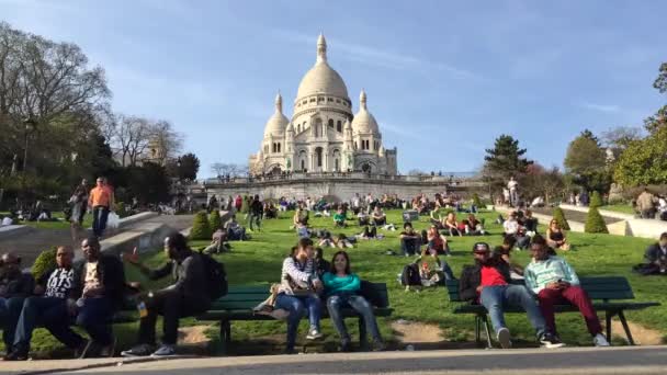 Τουρίστες χαλαρωτικό μπροστά από τον καθεδρικό ναό Sacre Coeur — Αρχείο Βίντεο