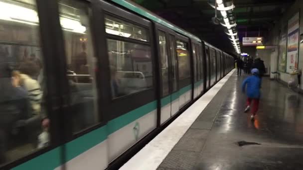 Château d'Eau Metro Station — Stockvideo