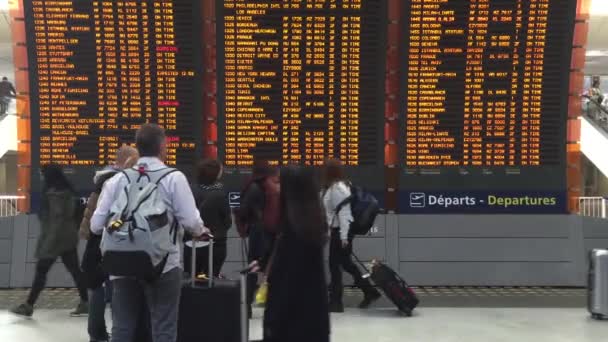 Horaires de consultation des personnes à l'aéroport Charles De Gaulle — Video