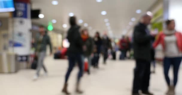 Pessoas andando dentro do aeroporto . — Vídeo de Stock