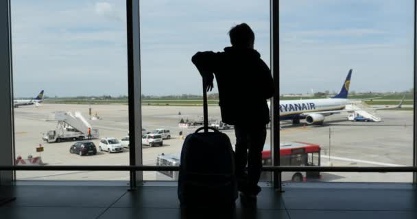 Niño mirando aviones en el aeropuerto — Vídeo de stock