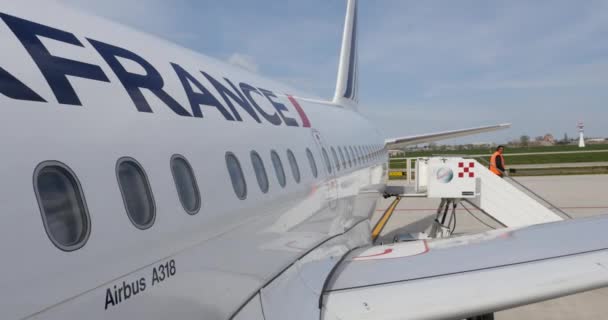 Einsteigen in französisches Flugzeug — Stockvideo