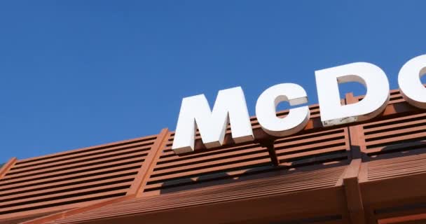 Mcdonalds Zeichen gegen blauen Himmel — Stockvideo