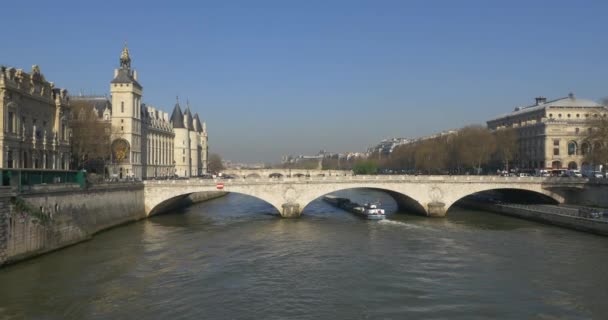 Conciergerie gebouw en Napoleon bridge — Stockvideo