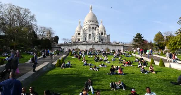 Turister avkopplande framför Sacre Coeur katedral — Stockvideo