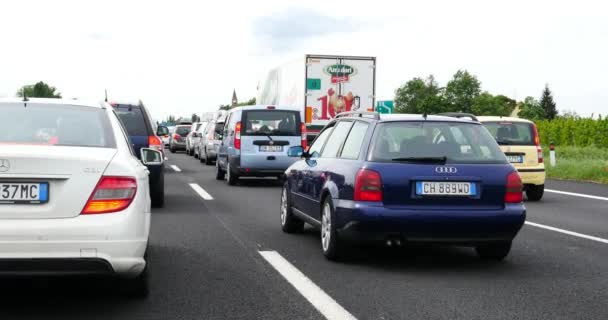 Un ingorgo stradale mentre si guida verso il mare — Video Stock