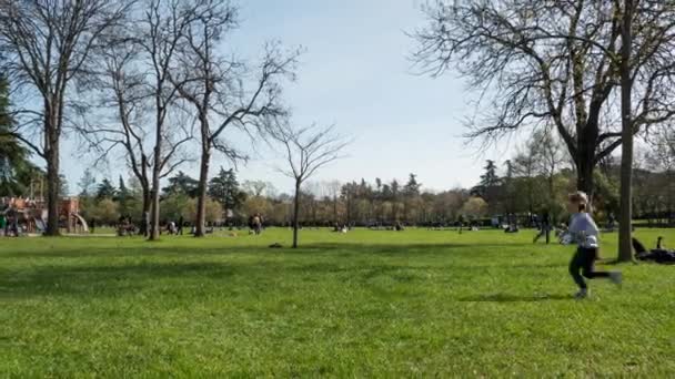 Persone nel Giardino Regina Margherita — Video Stock