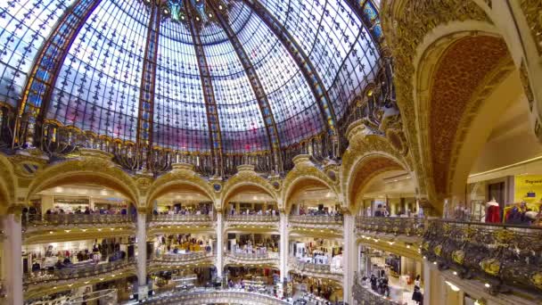 Persone che camminano all'interno del centro commerciale Lafayette . — Video Stock