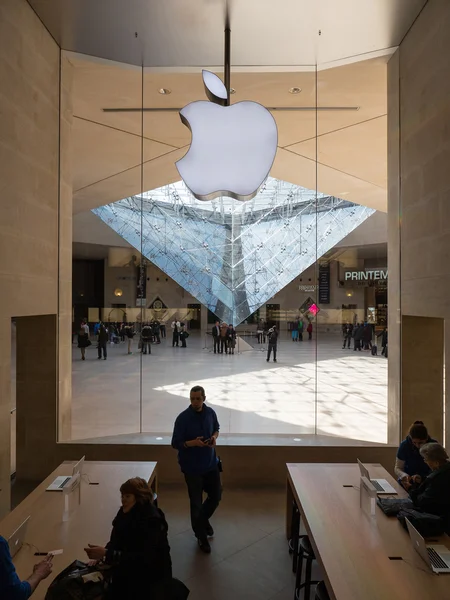 Persone all'interno dell'Apple Store di Parigi — Foto Stock