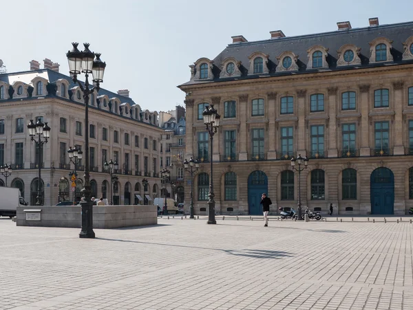 Persone che camminano in Place Vendome a Parigi — Foto Stock