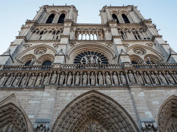 Katedrální průčelí Notre dame v Paříži — Stock fotografie