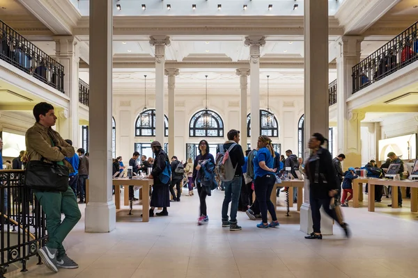 Customers inside Apple Store in Paris — ストック写真