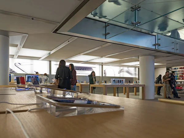 Des gens dans l'Apple Store à Paris — Photo