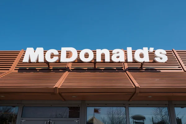 McDonalds kaupungissa Pariisi — kuvapankkivalokuva