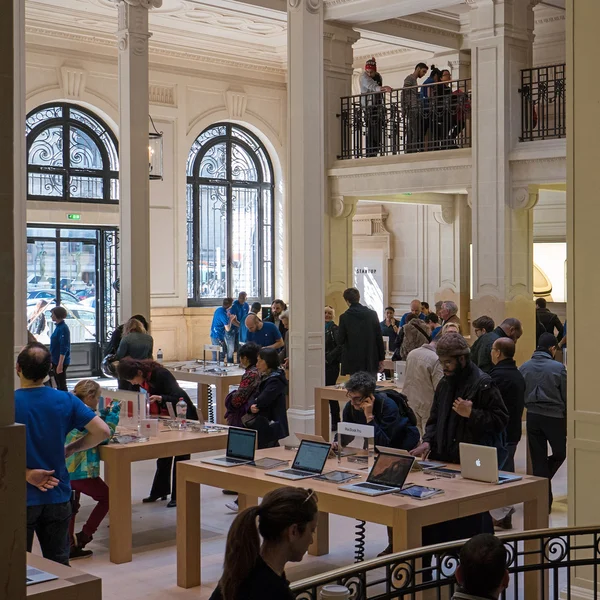 Människor inne i Apple Store i Paris — Stockfoto