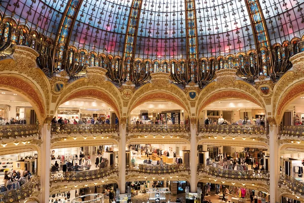 Lafayette Einkaufszentrum in Paris — Stockfoto