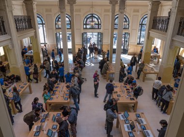 Paris 'teki Apple Store' daki insanlar