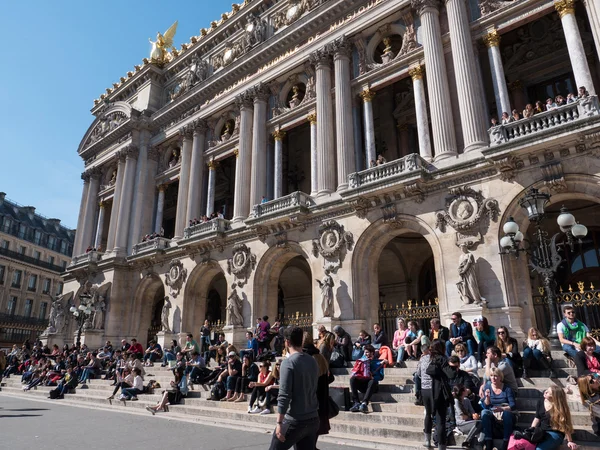 Gente frente a la Ópera de París en París — Foto de Stock