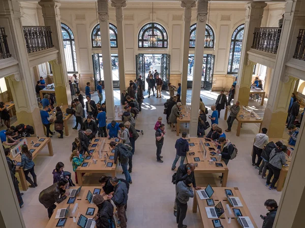 Άνθρωποι μέσα στο Apple Store στο Παρίσι — Φωτογραφία Αρχείου