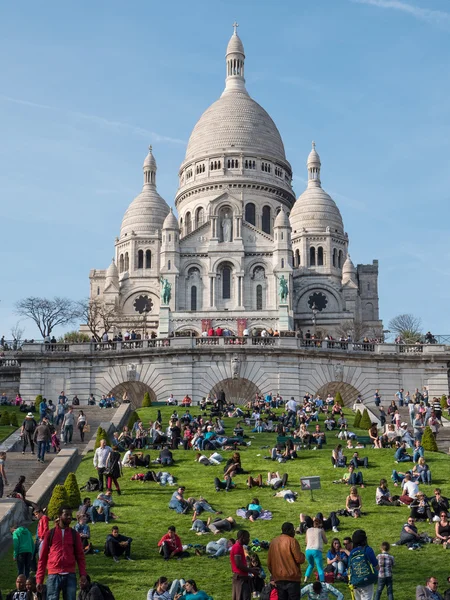 Tourists relaxing in front of Sacre Coeur Cathedral in Paris — Stock Photo, Image