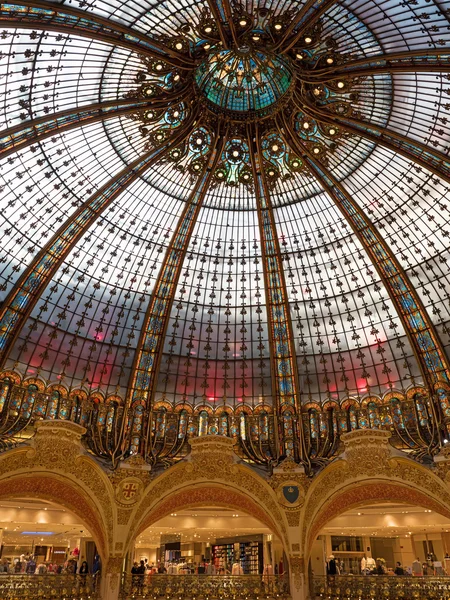 Dome inside Lafayette shopping center in Paris — Stockfoto