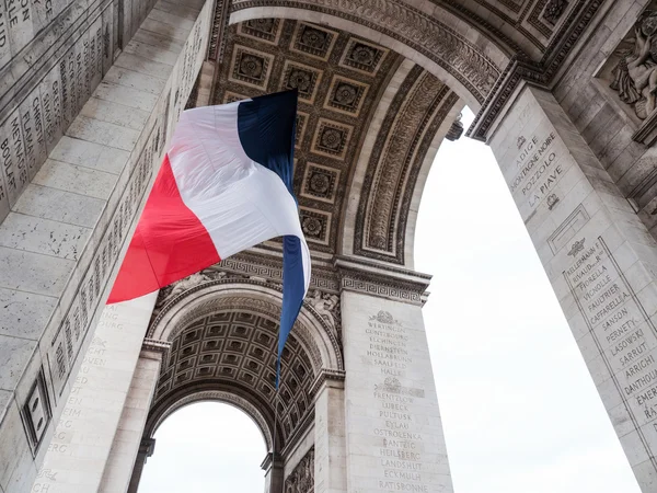 Arch of Triumph in Paris with flag — 图库照片