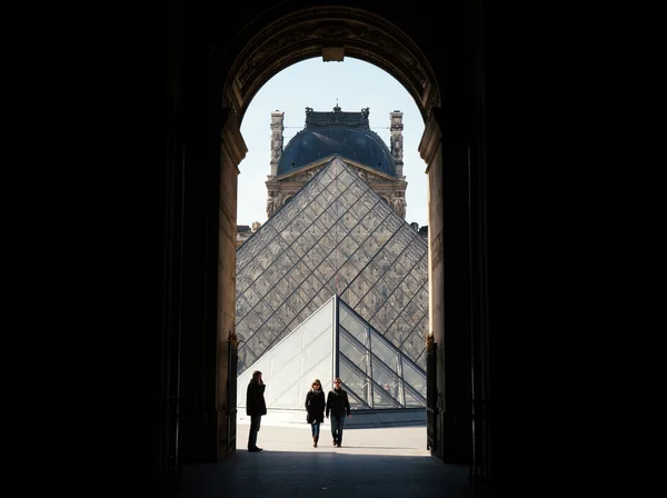 People silouettes at the Louvre Museum in Paris — ストック写真