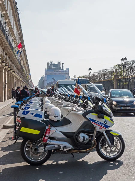 Motocicli della polizia parcheggiati in strada a Parigi — Foto Stock