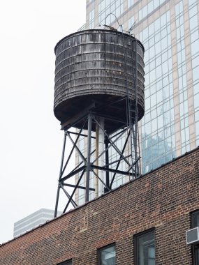 Su kulesi bir binanın çatı üzerinde