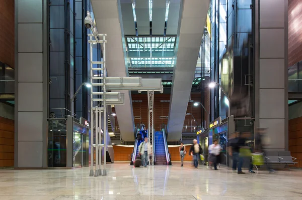 Escalators inside Barajas Airport in Madrid — Stock Photo, Image