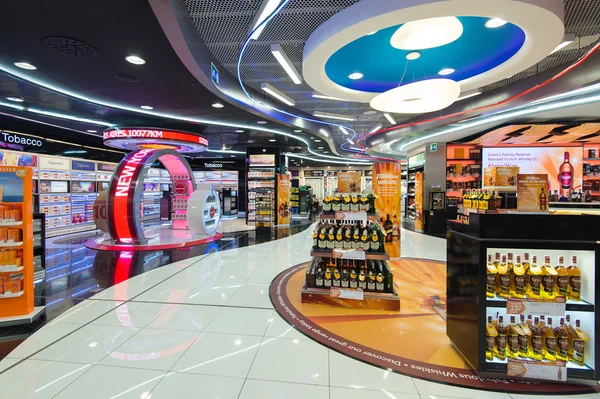 Duty free shop at Barajas Airport in Madrid — Stockfoto