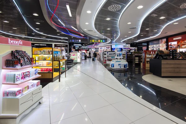 Бесплатный магазин Duty в аэропорту Барахас в Мадриде — стоковое фото