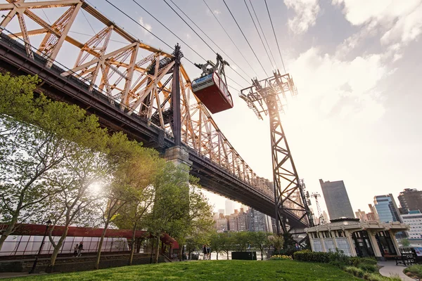 Roosevelt Island Tramway and Queensboro bridge at sunset — Stockfoto