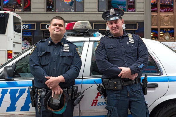 Oficiales de policía del NYPD en Times Square — Foto de Stock